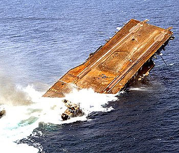 De voormalige USS Oriskany wordt afgezonken als kunstmatig rif in de Golf van Mexico op 17 mei 2006.