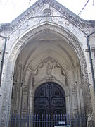 Portal principal de la catedral en el centro de la nave
