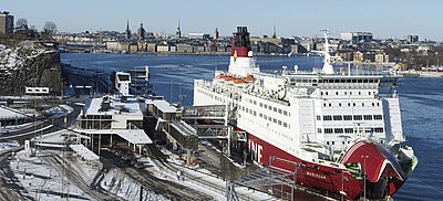 Viking Lines Mariella vid Vikingterminalen (2012) och Kryssningsfartyget [[Emerald Princess]] i yttre Masthamnen (2011).