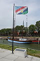 Vlaggenmast naast het tekstbord van Bagage voor het Leven