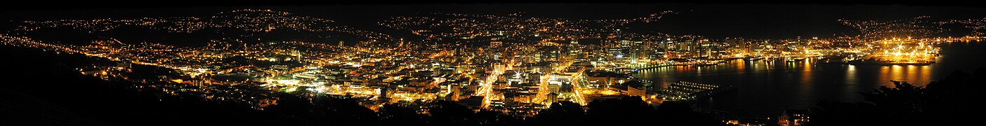 Toàn cảnh ban đêm trung tâm thành phố Wellington, thủ đô của New Zealand, nhìn từ đỉnh núi Victoria ở ngoại ô phía Đông.