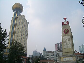 Monumen Pengendalian Banjir Wuhan untuk memperingati Banjir Sungai Yangtze 1954