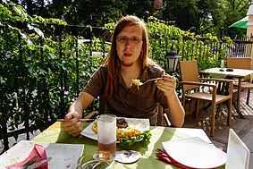 Jagro w zgorzeleckiej restauracji. Zdjęcie dokumentuje, że zjada sałatkę - w jego przypadku to bardzo rzadki widok. ;)