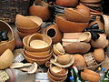 Schalen und Küchenzubehör auf einem Markt in Ghana, Juli 2009