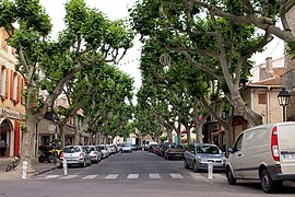 Mouriès en 2014. Vue générale du cours Paul-Revoil, sur la gauche le Café de l'Avenir.