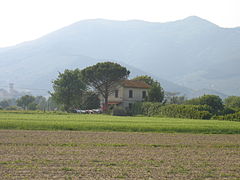 Calcinaia, un casello a nord della cittadina ed il tratto di sede ferroviaria