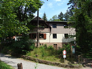 Edenkobener Hütte am Hüttenbrunnen