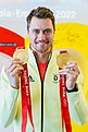 Johannes Ludwig mit seinen bei den Olympischen Winterspielen in Peking 2022 gewonnenen Goldmedaillen