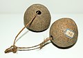 Cantimploras hechas con cocos y fibra vegetal trensada (finales del siglo XIX).