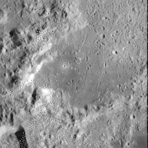Alexander, aufgenommen von Lunar Orbiter 4 Die fleckigen Stellen befinden sich am Originalbild