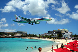 ... eng Boeing 757 beim Ufluch op de Juliana International Airport op Sint Maarten.