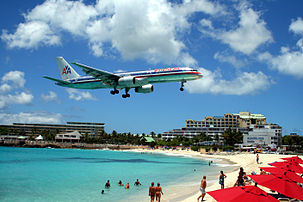 Un Boeing 757 de la compagnie American Airlines en approche finale de l'aéroport international Princess Juliana à Saint-Martin aux Antilles néerlandaises. (définition réelle 2 816 × 1 880)