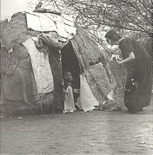 Annalena Tonelli davanti ad una capanna della TB Manyatta (1977)