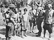 ボルネオ島に展開しているオーストラリア軍兵士。左の兵士がオーウェン・マシンカービンを装備している（1945年）