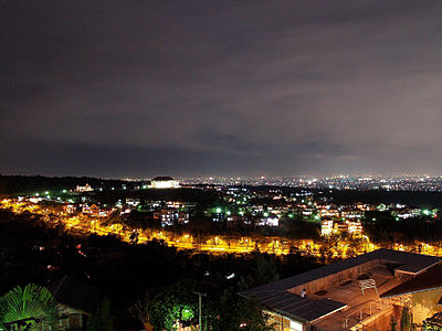 Suasana kota Bandung pada malam hari