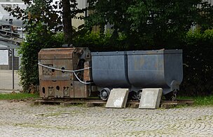 Historische Bergbaumaschinen im Eingangsbereich