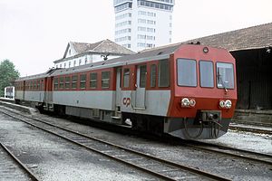 Triebwagen des Typs CP–9600 im Bahnhof Guimarães