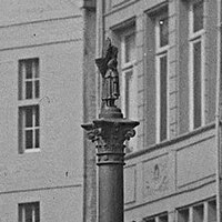 Statuette de la botteresse sur chapiteau corinthien (Quai de la Goffe, 1890).