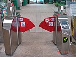 台北捷运站厅的阔闸机，给身障人士、携带大件行李者及其他有需要人士使用