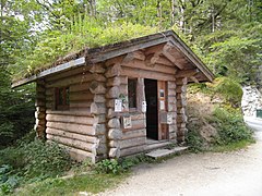 Cabane du pont Chabert à l'entrée du parking des véhicules