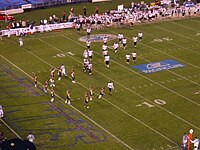 CAL sur defendo ĉe 2004 Holiday Bowl.JPG