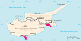 Carte de Chypre présentant le territoire de la République de Chypre et celui des bases britanniques (en pourpre) ; la ligne verte de démarcation est également visible en gris.