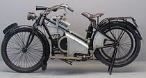 Tijdens de Eerste Wereldoorlog lag vrijwel de hele Britse motorfietsindustrie stil, maar Douglas bracht nog nieuwe modellen uit, waaronder dit Model X damesmodel