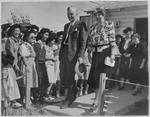 Элеонора Рузвельт на реке Хила, Аризона, в японо-американском центре для интернированных - NARA - 197094.jpg