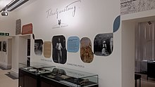 John Garstang ile ilgili eserlerin ve görsellerin yer aldığı müze sergisi. Ortada Garstang'ın imzası ve Garstang Müzesi logosunun altında Garstang'ın siyah beyaz bir fotoğrafı sergileniyor.