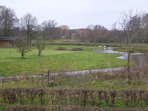 Meanderende Groote Molenbeek met op de achtergrond het Kasteelke en links twee trekkershutten ten behoeve van Pieterpadwandelaars