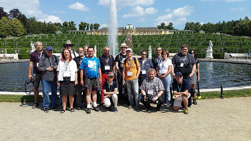 Teilnehmende im Park Sanssouci in Potsdam anlässlich der Wikipedianischen KulTour 2019