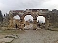 Ana caddeye açılan Hierapolis Kapısı