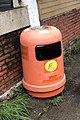 香港橙色垃圾桶是由食環署管理的，以前是紫色的，而黃色的是由康文署管理