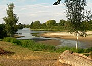 Flacher Seebereich bei niedrigem Wasserstand