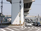 東側の出入口（手前交差点で愛知県道508号内津勝川線と連絡）。1995年の開業。