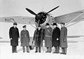 Rt. Hon. W.L. Mackenzie King inspectant le 110e Escadron (Ville de Toronto). Hon. T.A. Crerar, Air Marshal G.M. Croil, Rt. Hon. W.L. Mackenzie King, W/C W.D. Van Vliet, Hon. Norman Rogers devant un Westland Lysander.