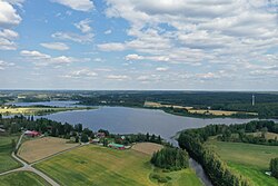 Voimala näkyy lentokuvan oikeassa reunassa.