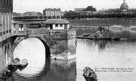 Les restes du Pont couvert en 1900 (après les crues du XIXe siècle", désormais encore visibles depuis le Pont Neuf).
