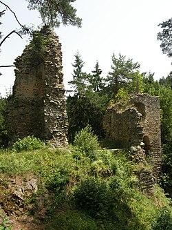 Zřícenina věže (vlevo) a paláce