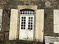 Le manoir de la Ville-aux-Veneurs : porte d'entrée de la façade sud avec inscrit dans la pierre "1761".