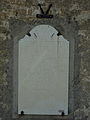 Plaque-monument aux morts sur l’église du vieux village de Beynes.