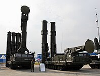 TELAR (Transporter Erector Launcher And Radar) – Ryska S-300V självgående robotavfyrningsplattformar 9A83 och 9A82 i eldställning.
