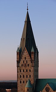 Blick auf den Westturm des Paderborner Doms