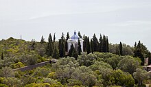 Convento da Arrábida integrado na serra.