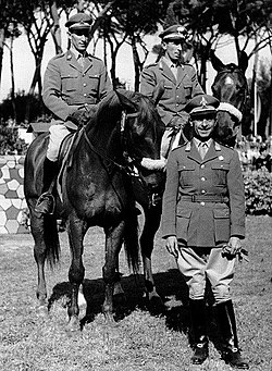 D’Inzeo (vasemmalla hevosen selässä) 1960-luvulla.