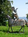 Reiterfigur vor der Kirche