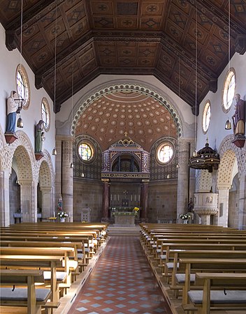 Blick vom Haupteingang zum Altar