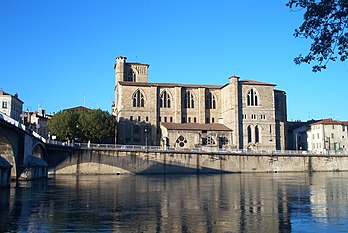 La Collégiale Saint-Barnard, abbatiale gothique méridionale (sans arc-boutant), construite essentiellement entre le XIIe siècle et le XIIIe siècle sur un ancien monastère bénédictin du IXe siècle, à Romans-sur-Isère dans la Drôme (France). (définition réelle 1 024 × 685*)