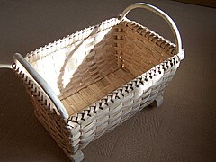 Cuna en forma de cesta