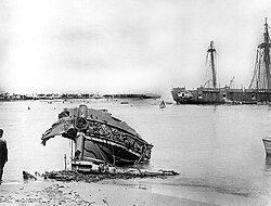 Vue de la baie d'Apia après le passage du cyclone (mars 1889). Au premier plan des restes d'épave de la SMS Eber, au second plan l'épave du USS Trenton